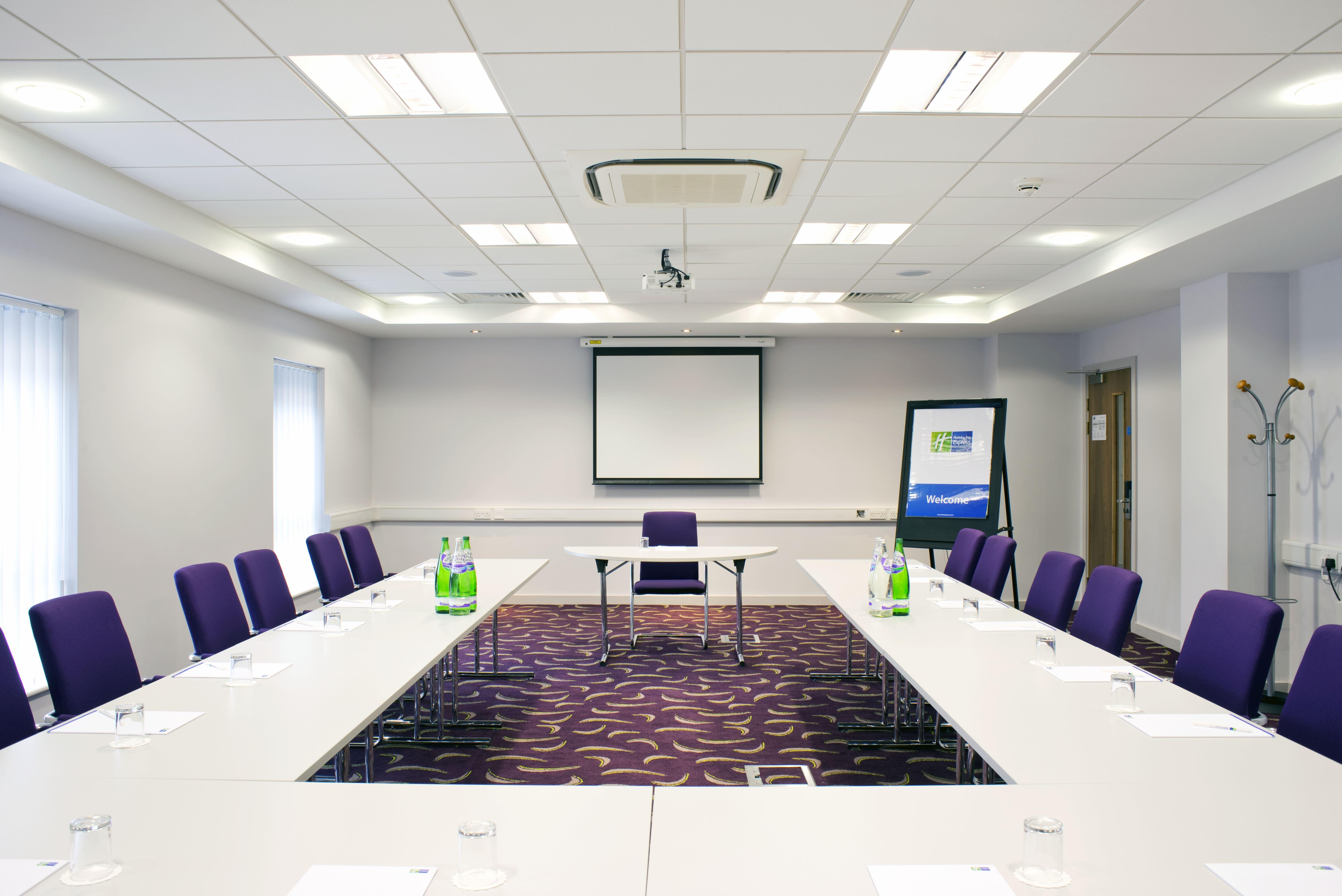 Holiday Inn Express Dunstable, An Ihg Hotel Екстер'єр фото